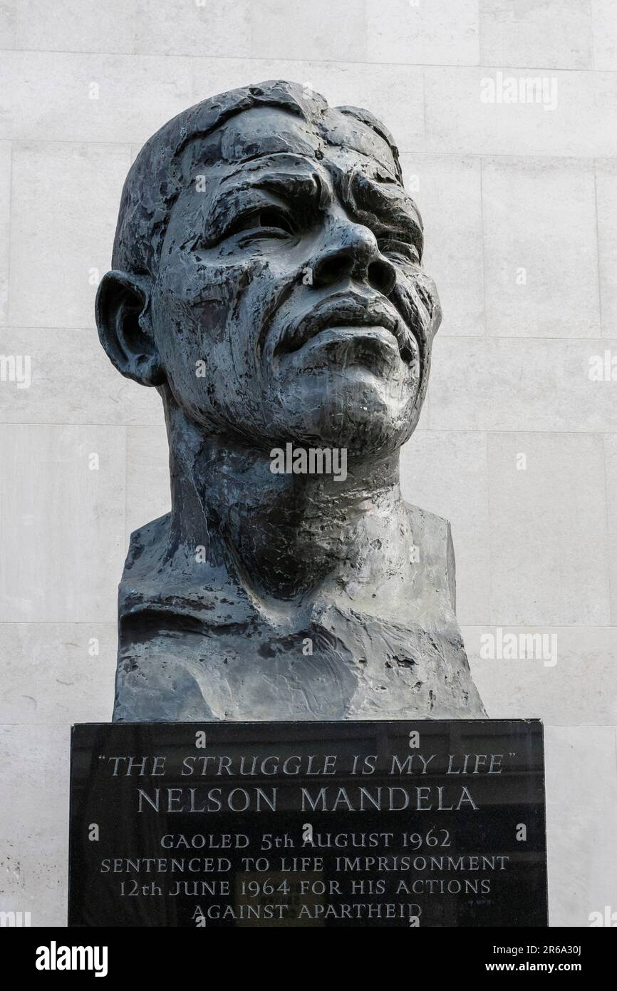 Busto di Nelson Mandela, artista Ian Walters, Royal Festival Hall, Londra, Inghilterra, Regno Unito Foto Stock