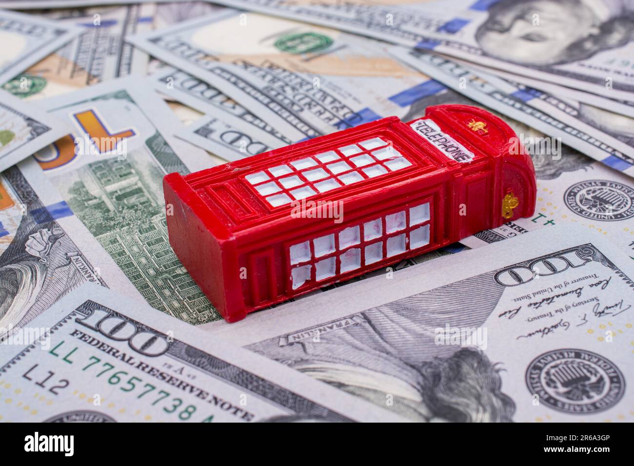 Modello cabina telefonica è posto sulla diffusione US dollar Banconote Foto Stock