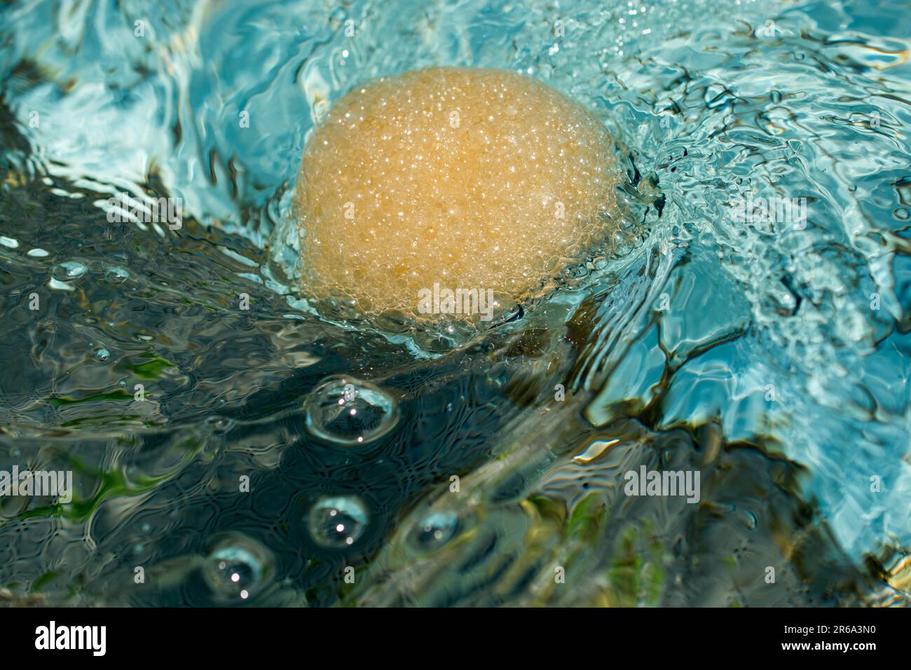 Texture acqua con schiuma di depressione nel mezzo Foto Stock