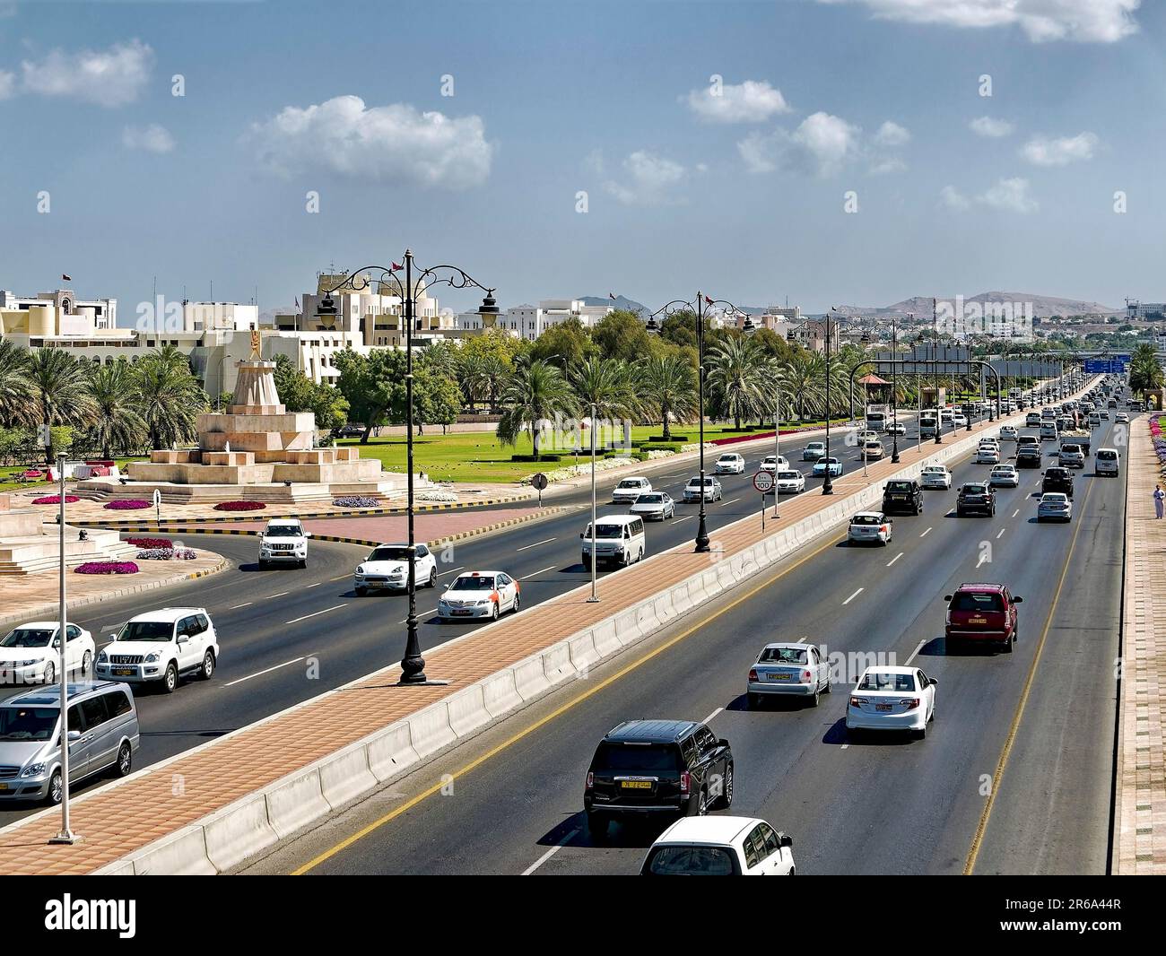 Sultan Qaboos Street, moschea, minareto, case, palme, Verde, auto, traffico, vista della città, Muscat, Oman, macello Foto Stock