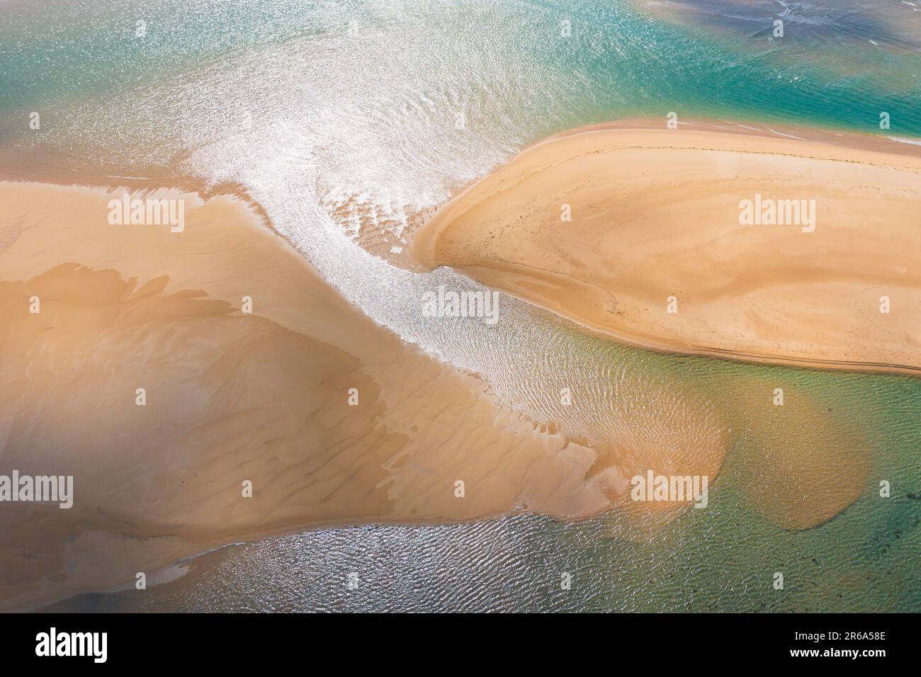 Vista aerea delle spiagge sabbiose e delle correnti d'acqua del lago Tyers a Gippsland, Victoria, Australia Foto Stock