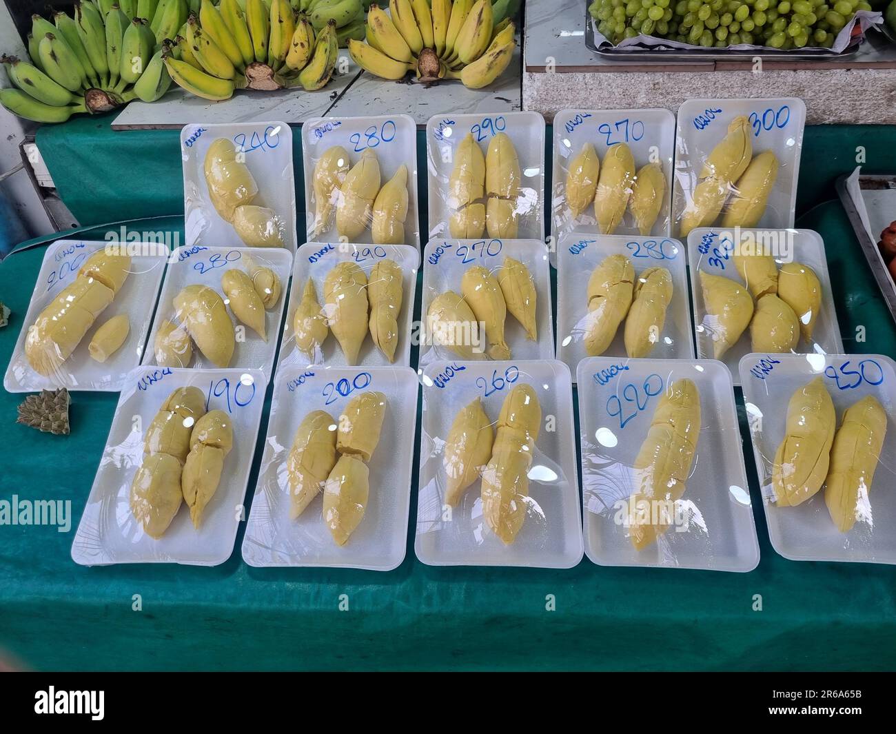 Frutta Durian venduta al mercato all'aperto in Thailandia, Bangkok Foto Stock