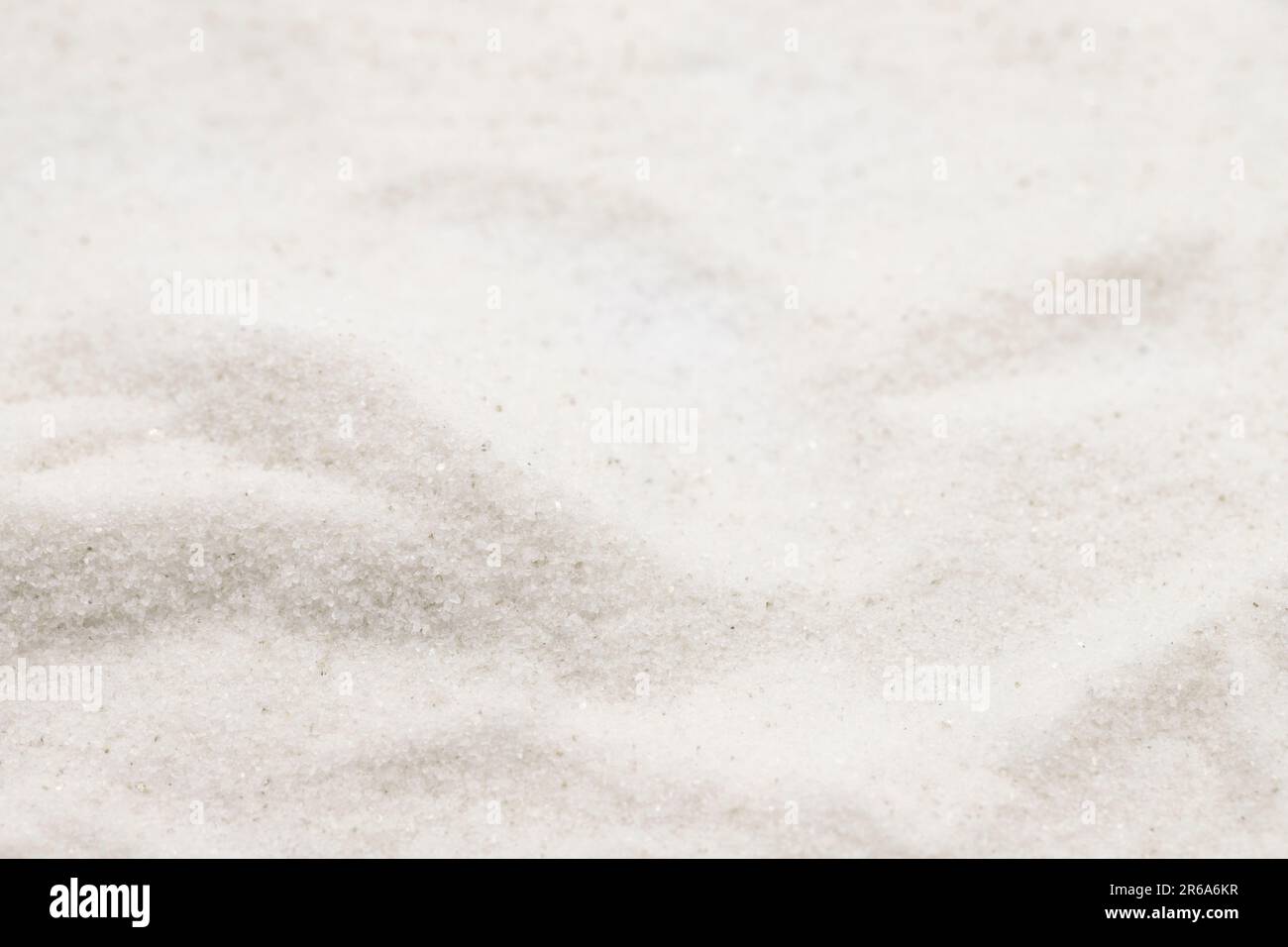 Sale di macinazione naturale, cristallino e non iodizzato, isolato su fondo bianco. Cumulo di sale macinato di roccia Foto Stock