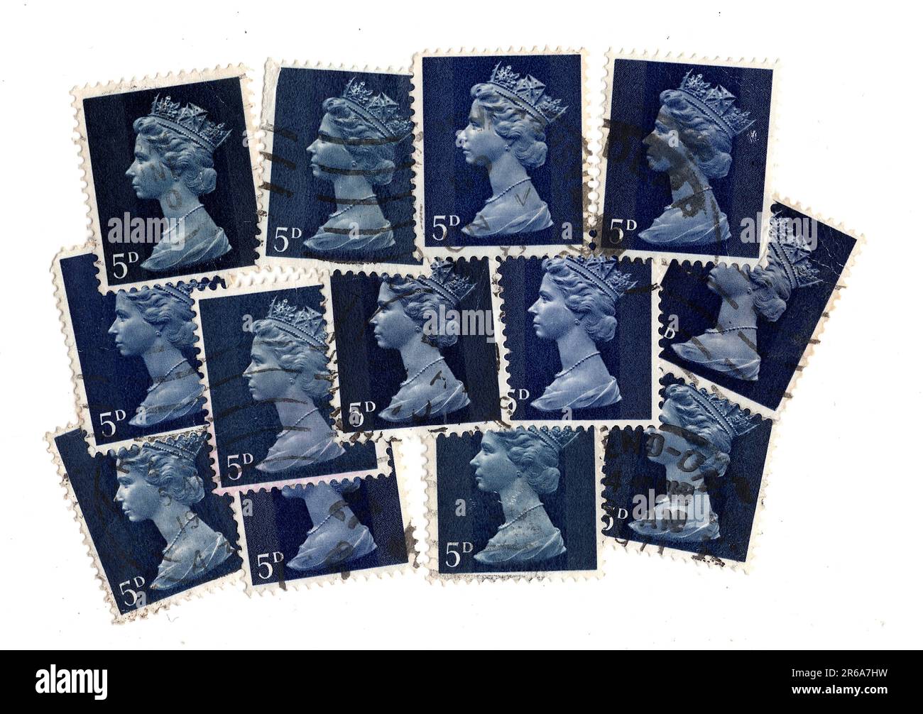 Un montaggio di francobolli vintage blu del 5d dal Regno Unito con un ritratto della Regina Elisabetta II su uno sfondo bianco. Foto Stock