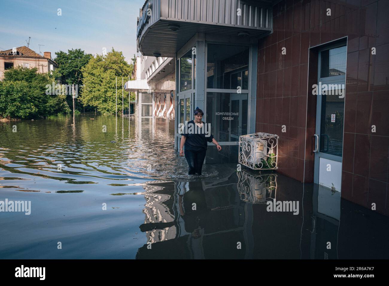 Kherson, Ucraina. 07th giugno, 2023. Nicolas Cleuet/le Pictorium - alluvione a seguito della distruzione della diga idroelettrica di Nova Kakhovka - 7/6/2023 - Ucraina/Kherson/Kherson - nella città di Kherson, evacuazione dei residenti intrappolati nell'acqua nel distretto di Michaelovka, una delle zone più colpite dalle alluvioni. Alluvioni a seguito della distruzione della diga idroelettrica di Nova Kakhovka. Credit: LE PICTORIUM/Alamy Live News Foto Stock