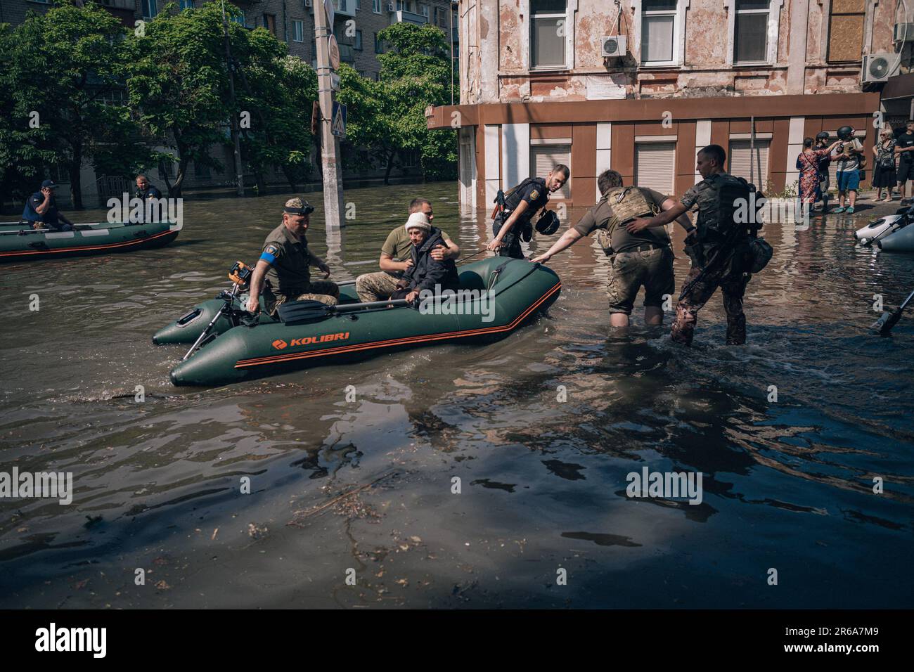 Kherson, Ucraina. 07th giugno, 2023. Nicolas Cleuet/le Pictorium - alluvione a seguito della distruzione della diga idroelettrica di Nova Kakhovka - 7/6/2023 - Ucraina/Kherson/Kherson - nella città di Kherson, evacuazione dei residenti intrappolati nell'acqua nel distretto di Michaelovka, una delle zone più colpite dalle alluvioni. Alluvioni a seguito della distruzione della diga idroelettrica di Nova Kakhovka. Credit: LE PICTORIUM/Alamy Live News Foto Stock