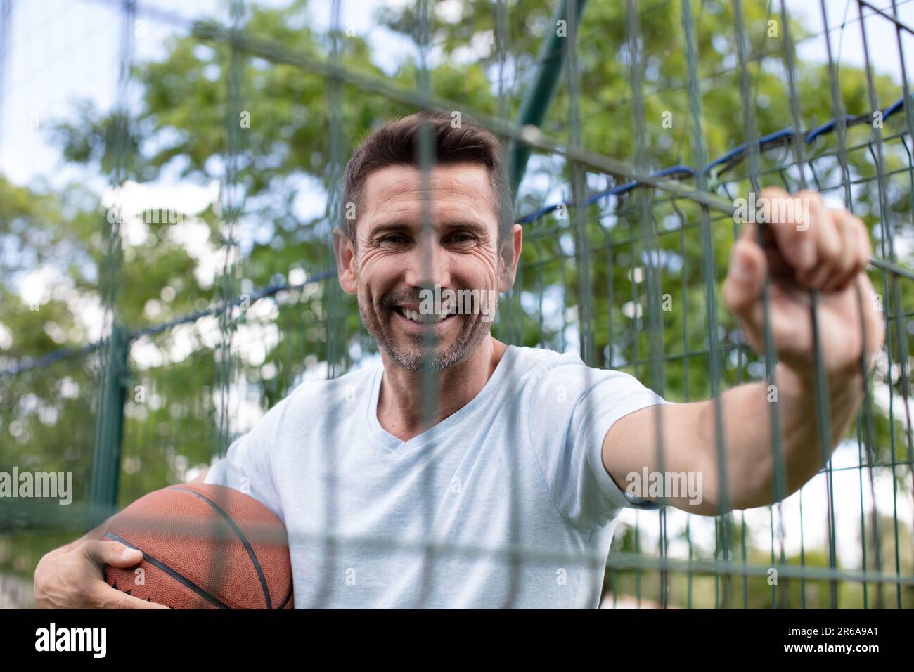 giocatore di basket sul campo pratica Foto Stock