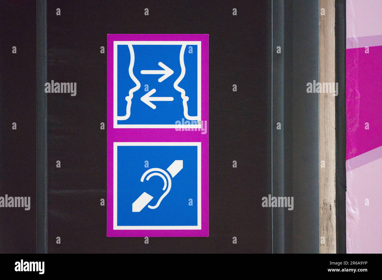 Segnaletica grafica e informazioni dettagliate per la rete ferroviaria regionale di Victoria, Australia. Foto Stock