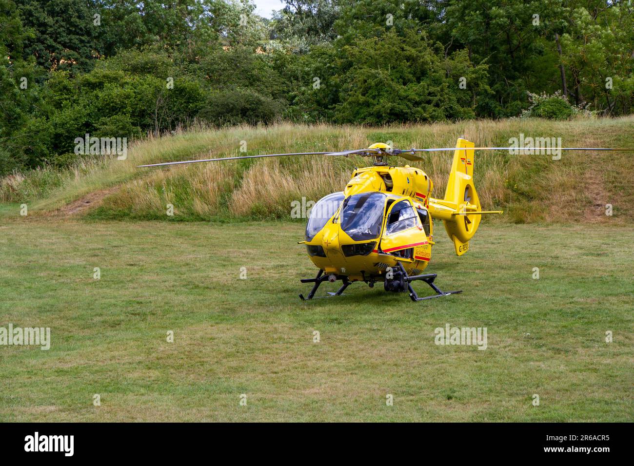 L'ambulanza aerea dell'East Anglian parcheggiava al Castello di Framlingham a Suffolk e assisteva ad un'emergenza Foto Stock