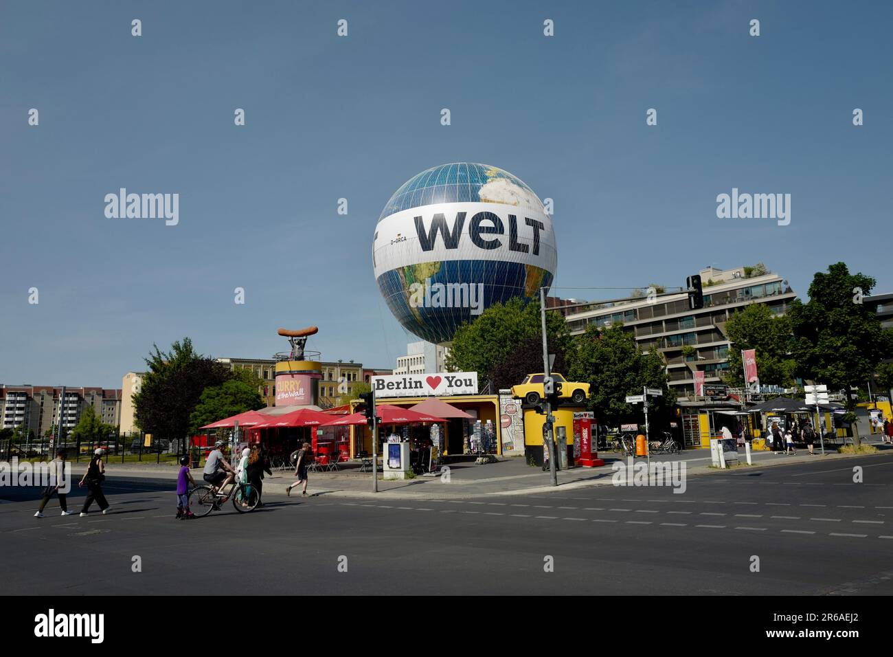 Hot dog stand e mongolfiera nel centro di Berlino Foto Stock