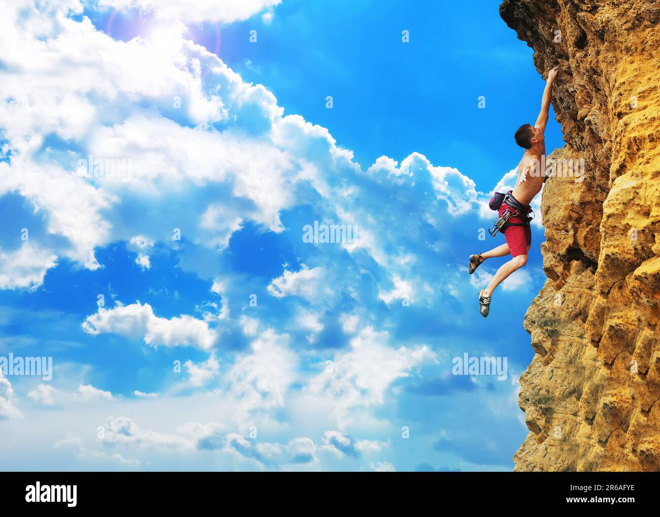 Giovane uomo catturato su una roccia Foto Stock