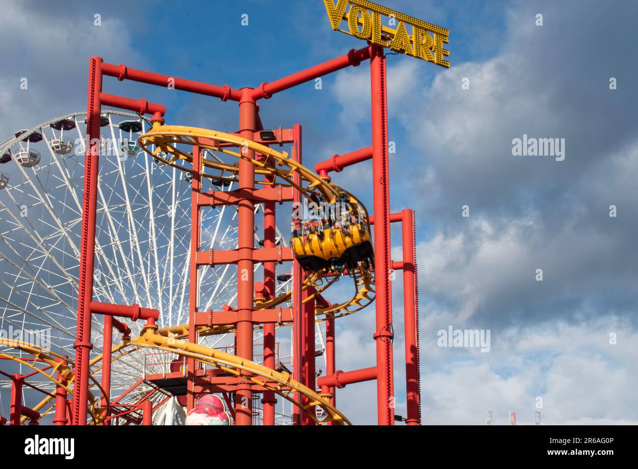 vienna, austria. 25 aprile 2023 emozioni e colpi di scena esplorando le delizie delle montagne russe del parco divertimenti prater a vienna, austria Foto Stock