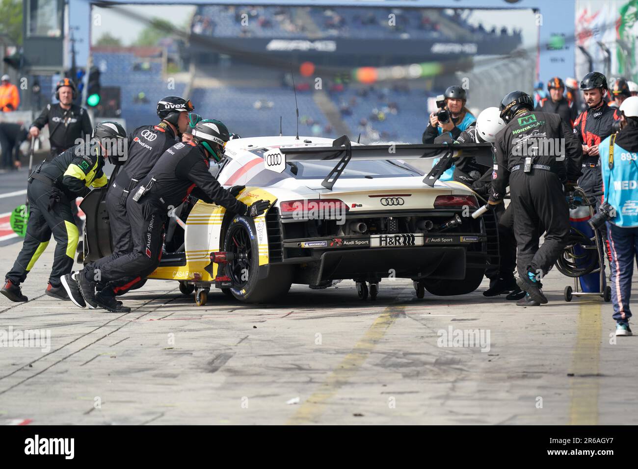 Sosta notturna ai box durante la gara di 24 ore presso il circuito di Nuerburgring di Nuerburg, Renania-Palatinato, Germania Foto Stock