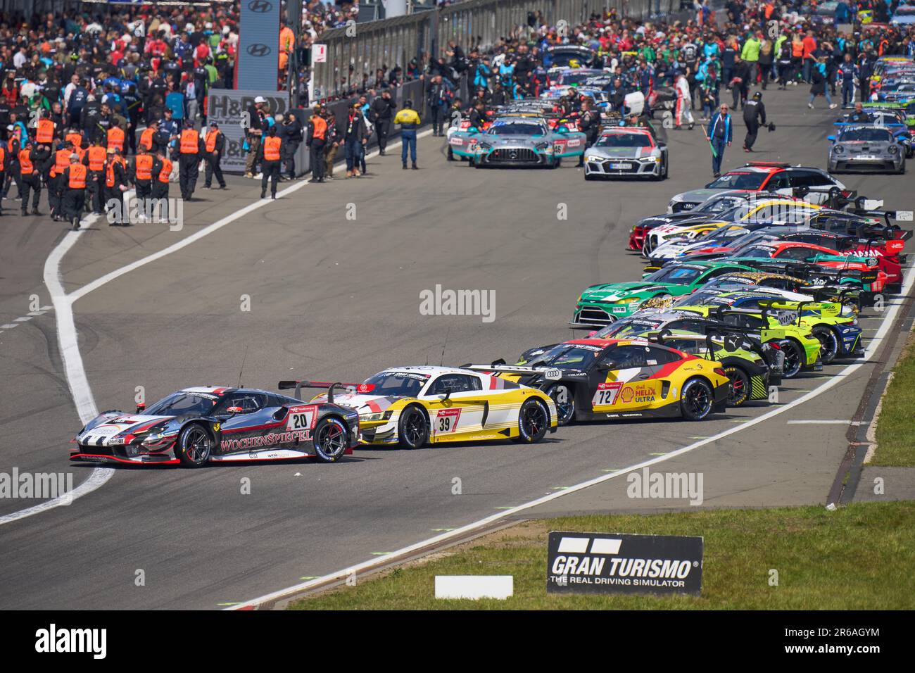 Griglia di partenza per la gara 24h presso il circuito di Nuerburgring, Nuerburg, Renania-Palatinato, Germania Foto Stock