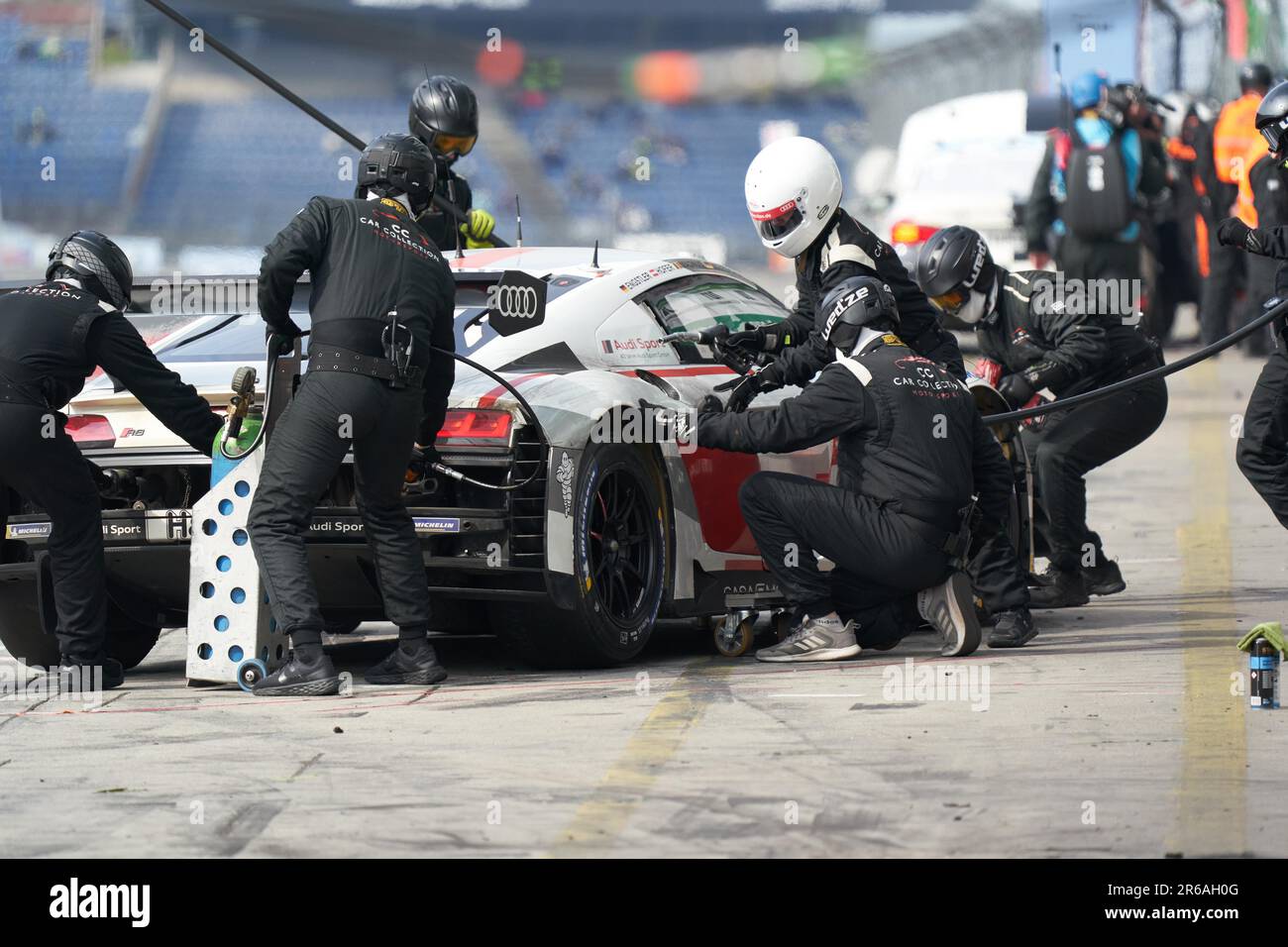 Sosta notturna ai box durante la gara di 24 ore presso il circuito di Nuerburgring di Nuerburg, Renania-Palatinato, Germania Foto Stock