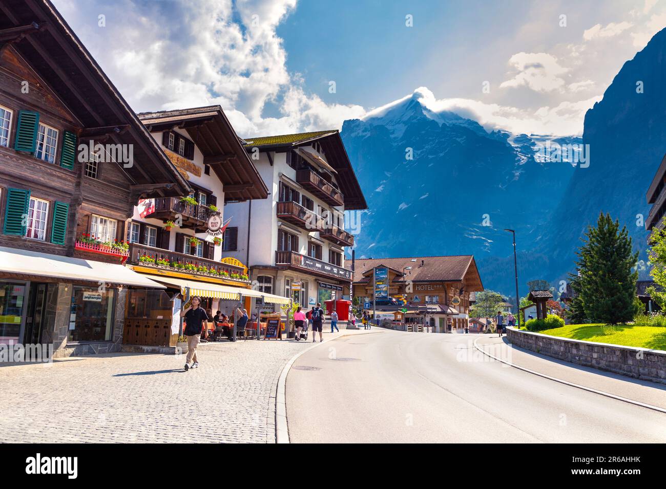 Negozi e ristoranti lungo Dorfstrasse in Svizzera Grindelwald, Svizzera Foto Stock