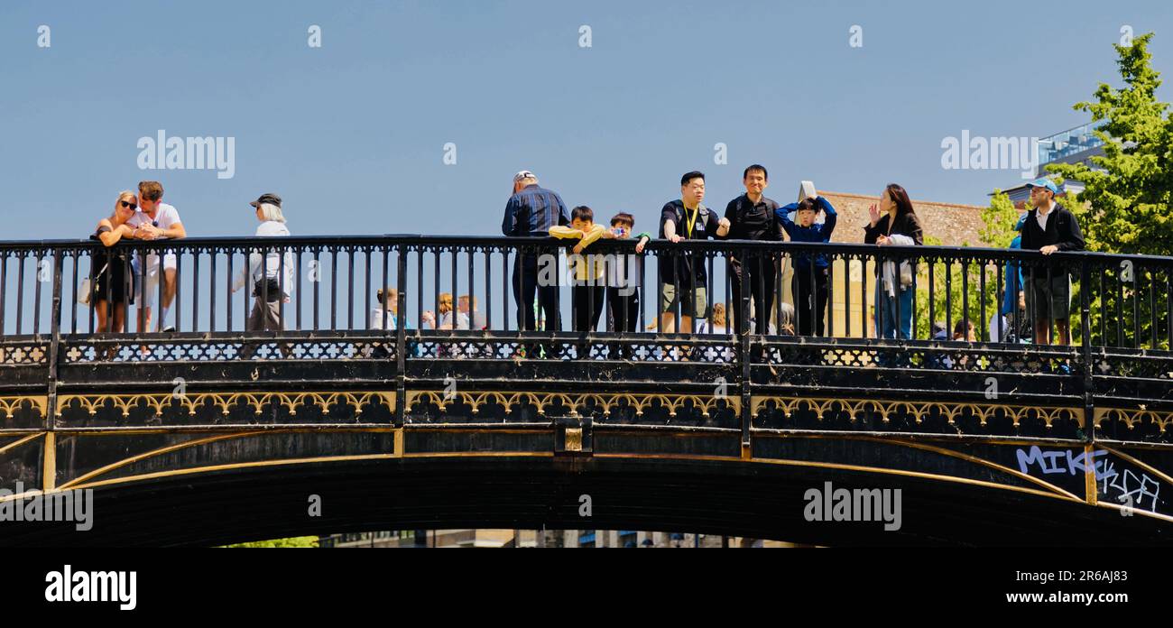 Turisti che guardano il punting sul fiume Cam a Cambridge Foto Stock