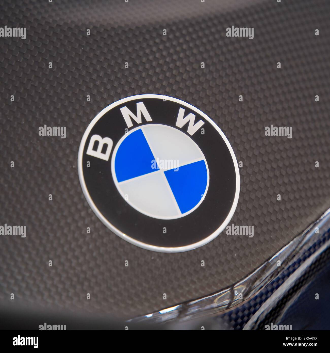 Gifhorn, Germania, 31 marzo 2023: Emblema e logo BMW su serbatoio in carbonio della moto BMW, Gifhorn Bell Palace Foto Stock