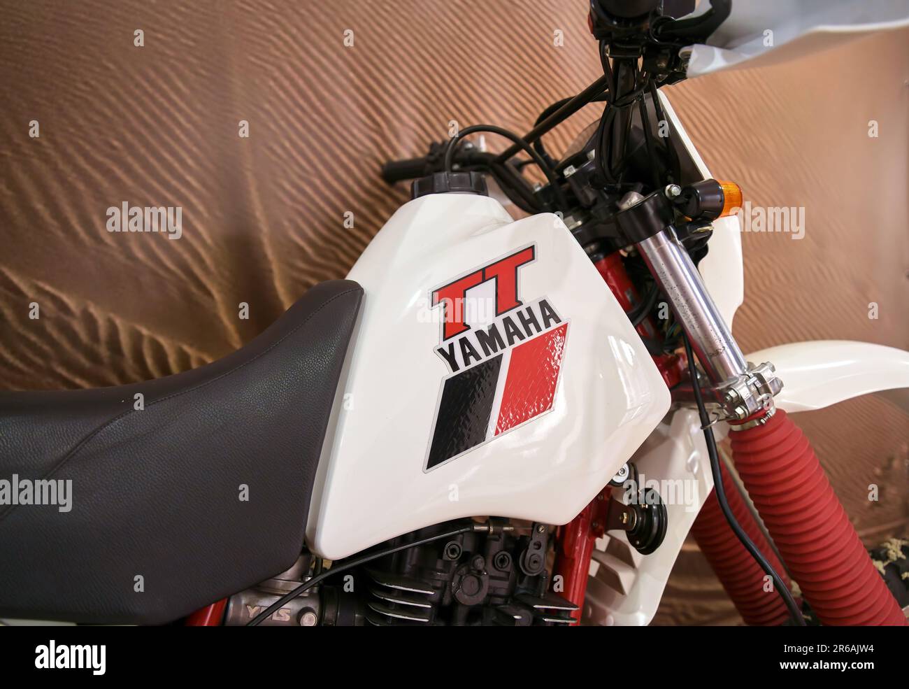Gifhorn, Germania, 31 marzo 2023: Vista laterale della Yamaha TT 600 -36A per tour su terreni difficili, Gifhorn Bell Palace Foto Stock