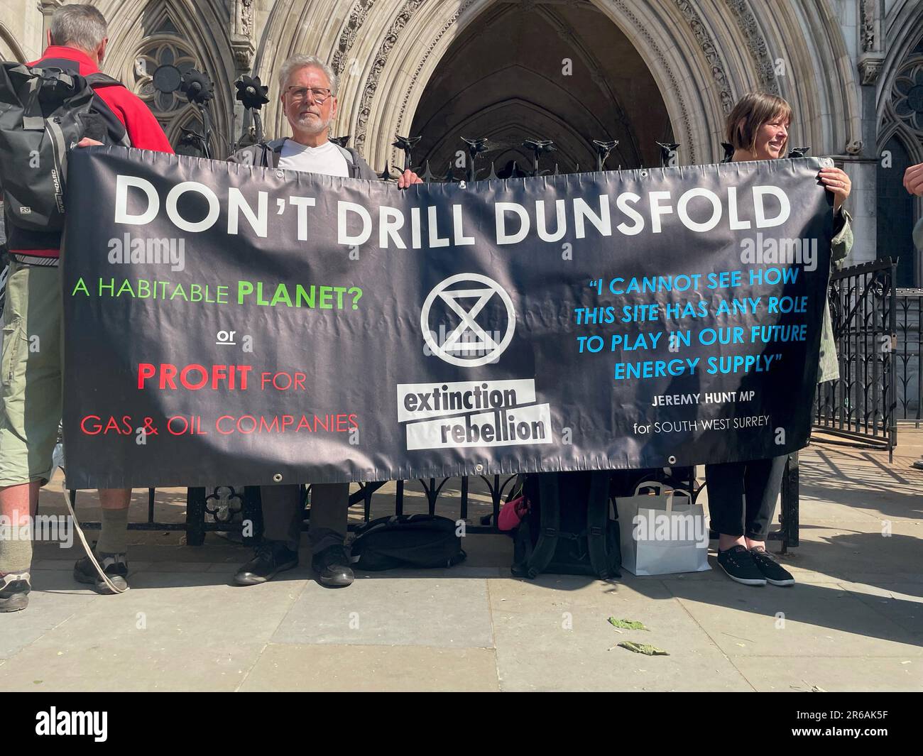 Attivisti al di fuori della Royal Courts of Justice prima di una sfida legale sui piani per iniziare la trivellazione di gas nelle zone rurali del Surrey. Gli attivisti del gruppo Protect Dunsfold e Waverley Borough Council stanno portando avanti un'azione legale contro una decisione del governo per consentire che un pozzo esplorativo per il petrolio e il gas sia scavato vicino al villaggio di Dunsfold nel Surrey. Data immagine: Giovedì 8 giugno 2023. Foto Stock