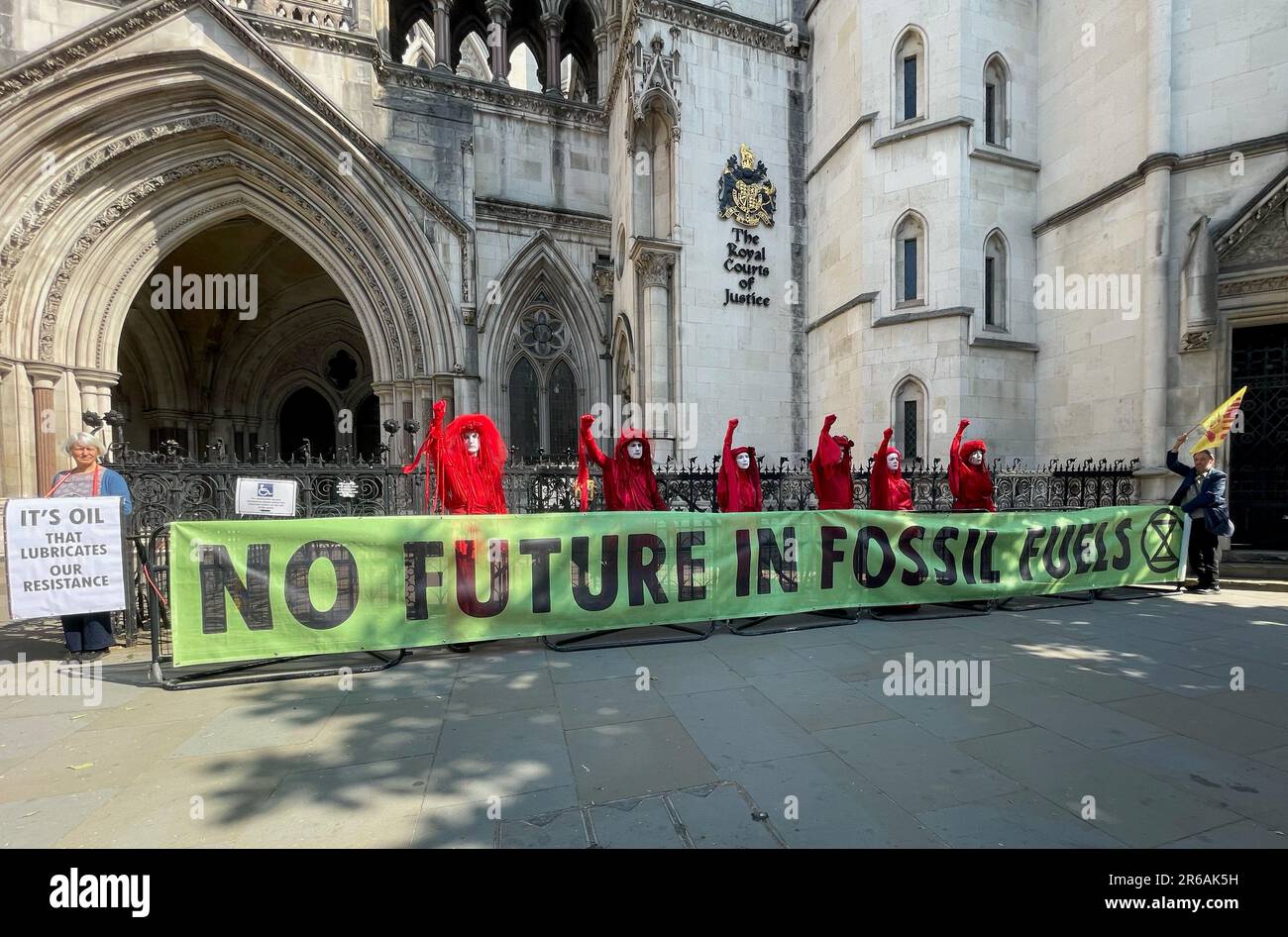 Attivisti al di fuori della Royal Courts of Justice prima di una sfida legale sui piani per iniziare la trivellazione di gas nelle zone rurali del Surrey. Gli attivisti del gruppo Protect Dunsfold e Waverley Borough Council stanno portando avanti un'azione legale contro una decisione del governo per consentire che un pozzo esplorativo per il petrolio e il gas sia scavato vicino al villaggio di Dunsfold nel Surrey. Data immagine: Giovedì 8 giugno 2023. Foto Stock