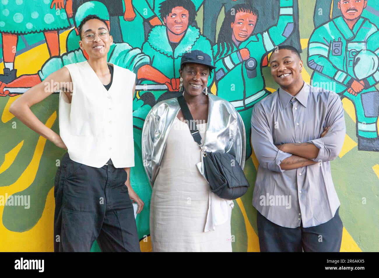 Londra, Regno Unito. 7th giugno, 2023. Rebecca Bellantoni (centro) vincitore del Women of Colour Art Award, con la squadra curatoriale !(* Contemporary Arts and Learning languid Hands, composta da Imani Mason Jordan (L) e Rabz Lansiquot (R). Credit: Anna Watson/Alamy Live News Foto Stock