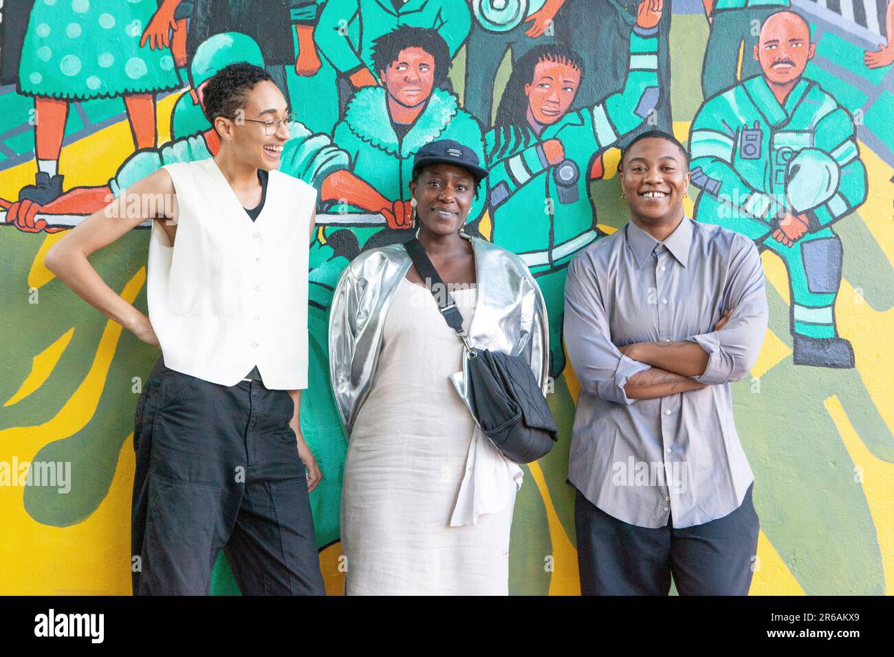 Londra, Regno Unito. 7th giugno, 2023. Rebecca Bellantoni (centro) vincitore del Women of Colour Art Award, con la squadra curatoriale !(* Contemporary Arts and Learning languid Hands, composta da Imani Mason Jordan (L) e Rabz Lansiquot (R). Credit: Anna Watson/Alamy Live News Foto Stock