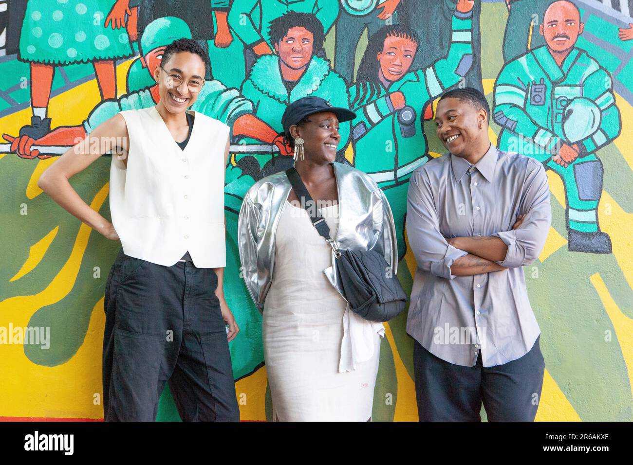 Londra, Regno Unito. 7th giugno, 2023. Rebecca Bellantoni (centro) vincitore del Women of Colour Art Award, con la squadra curatoriale !(* Contemporary Arts and Learning languid Hands, composta da Imani Mason Jordan (L) e Rabz Lansiquot (R). Credit: Anna Watson/Alamy Live News Foto Stock