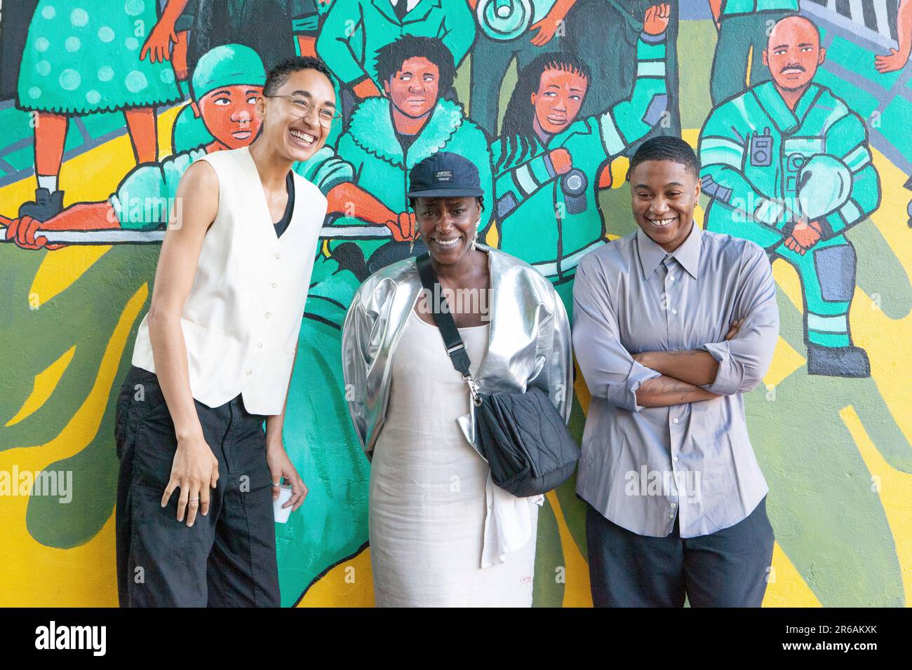 Londra, Regno Unito. 7th giugno, 2023. Rebecca Bellantoni (centro) vincitore del Women of Colour Art Award, con la squadra curatoriale !(* Contemporary Arts and Learning languid Hands, composta da Imani Mason Jordan (L) e Rabz Lansiquot (R). Credit: Anna Watson/Alamy Live News Foto Stock