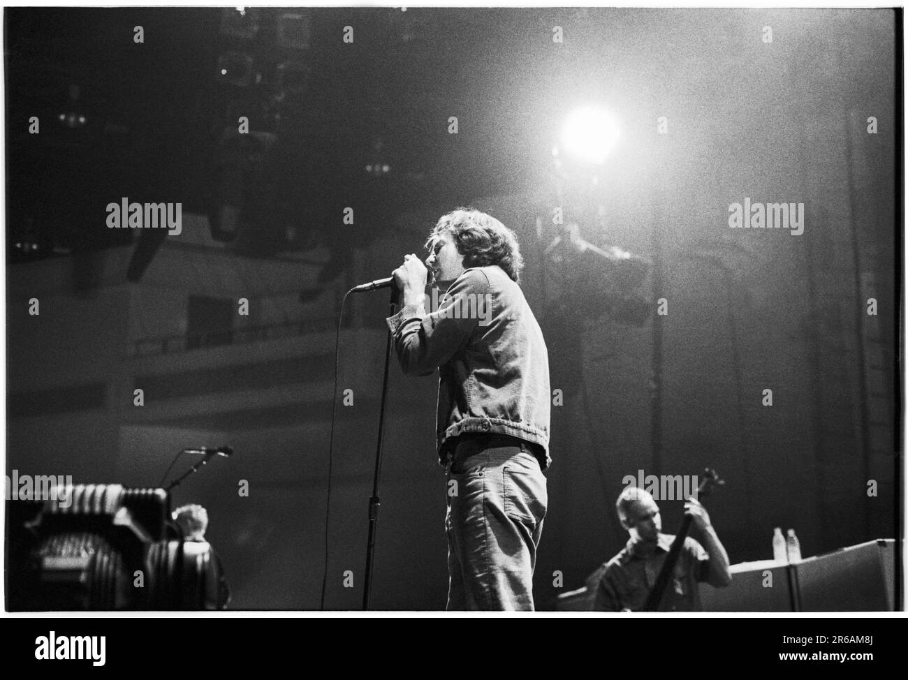 Eddie Veder di Pearl Jam suonando dal vivo alla Cardiff International Arena CIA di Cardiff il 6 giugno 2000. Fotografia: Rob Watkins Foto Stock