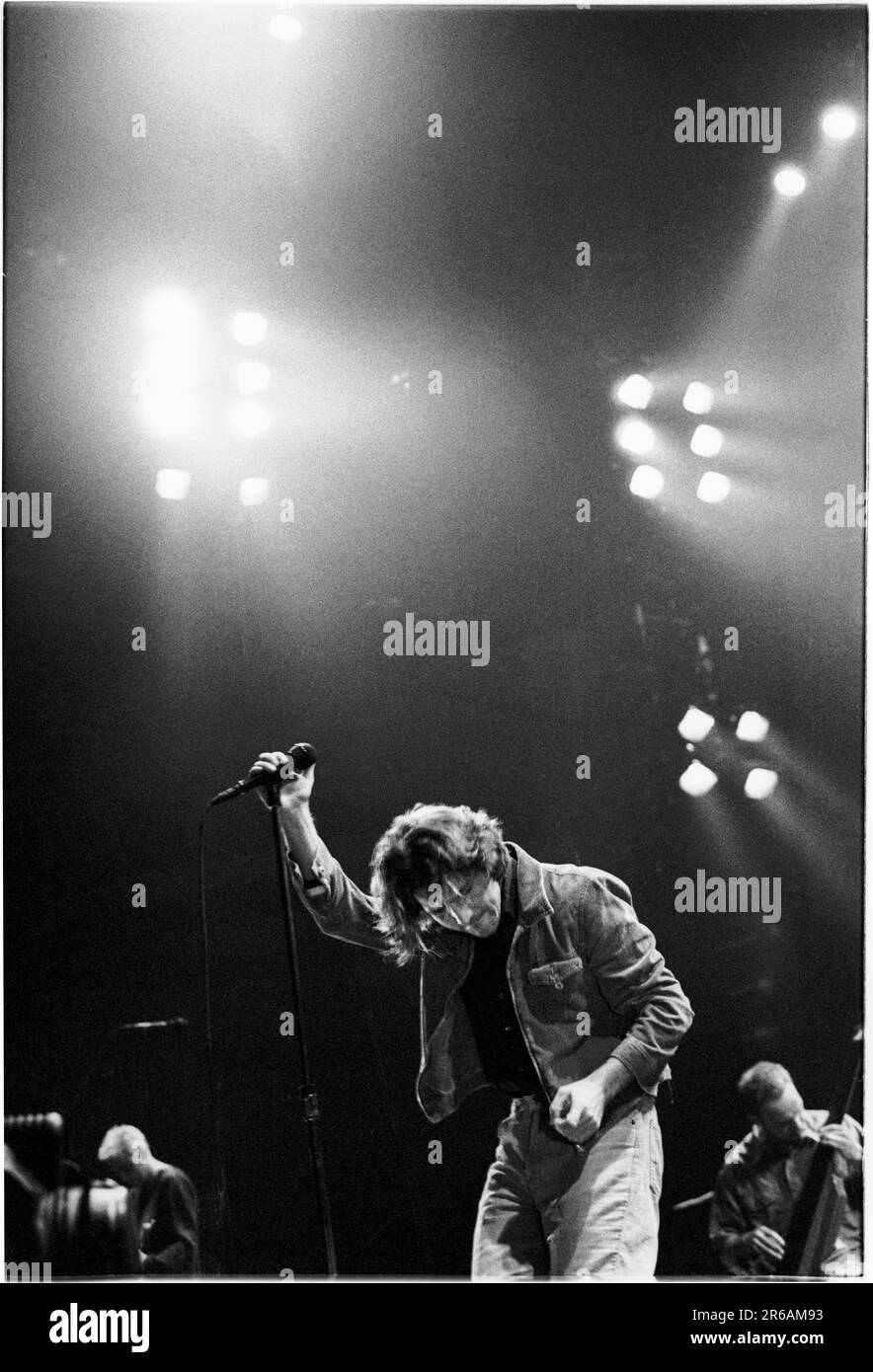 Eddie Veder di Pearl Jam suonando dal vivo alla Cardiff International Arena CIA di Cardiff il 6 giugno 2000. Fotografia: Rob Watkins Foto Stock