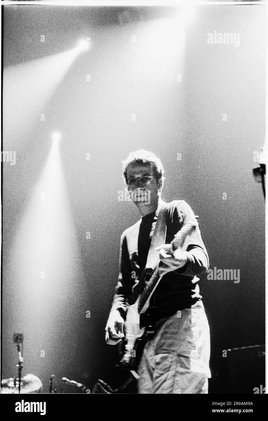 Stone Gossard of Pearl Jam suona dal vivo all'International Arena CIA di Cardiff il 6 giugno 2000. Fotografia: Rob Watkins Foto Stock