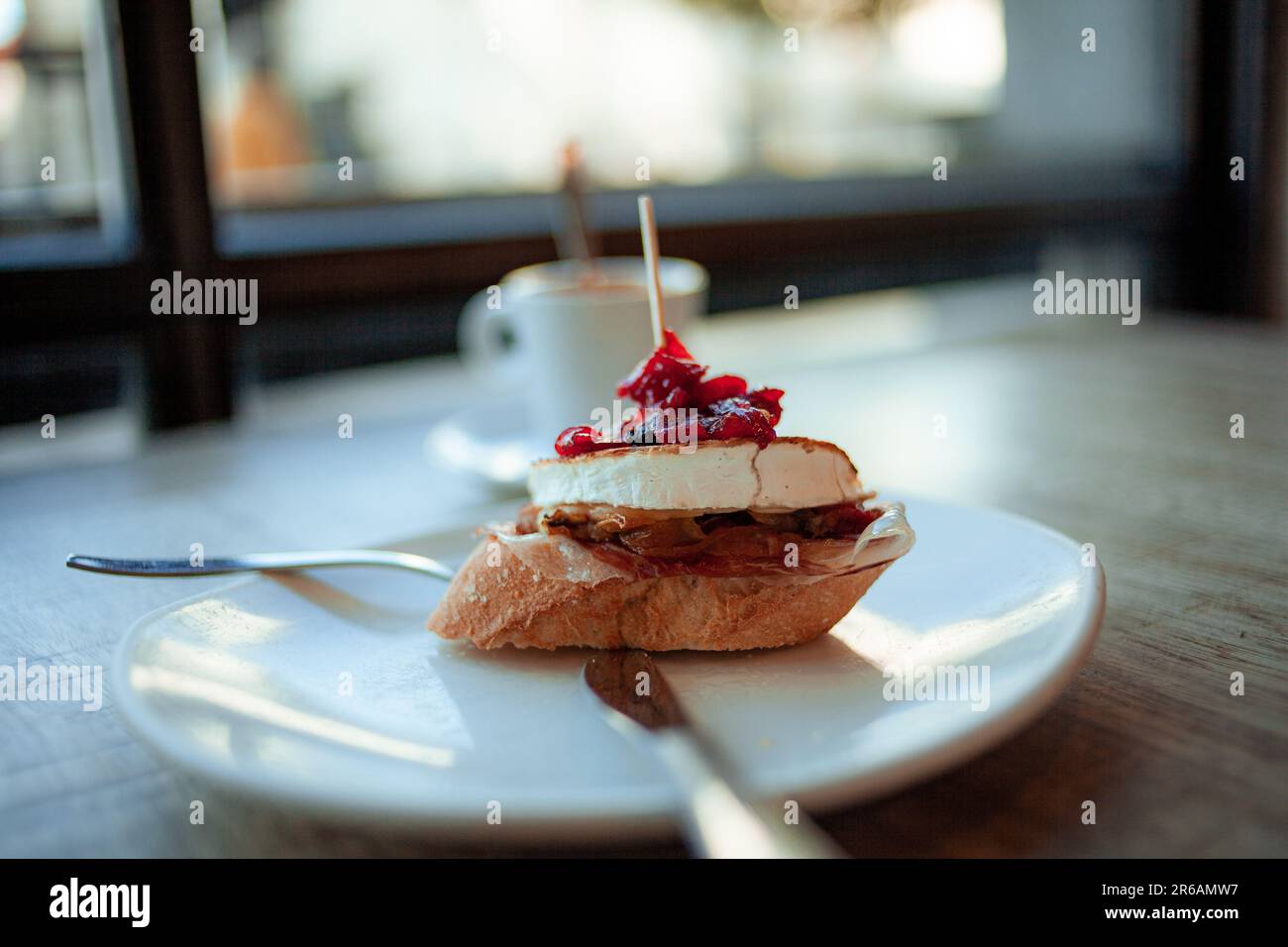 Tapa al Bar Europa di Madrid Spagna, con un aperitivo spagnolo Foto Stock