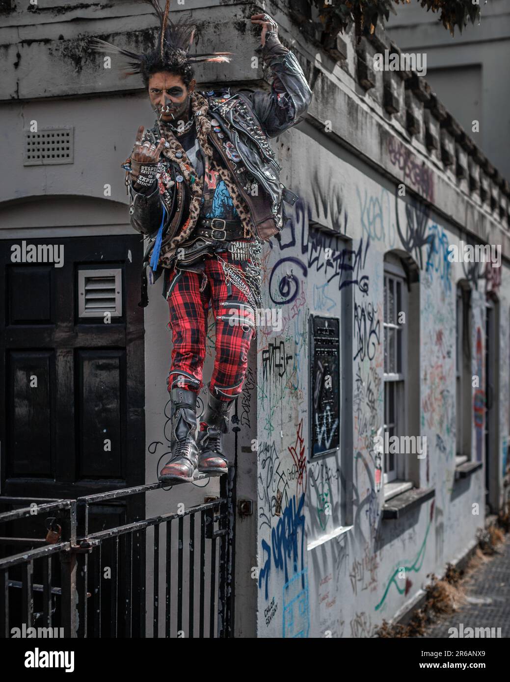 Zombie Punk in Camden posa per una fotografia. Foto Stock