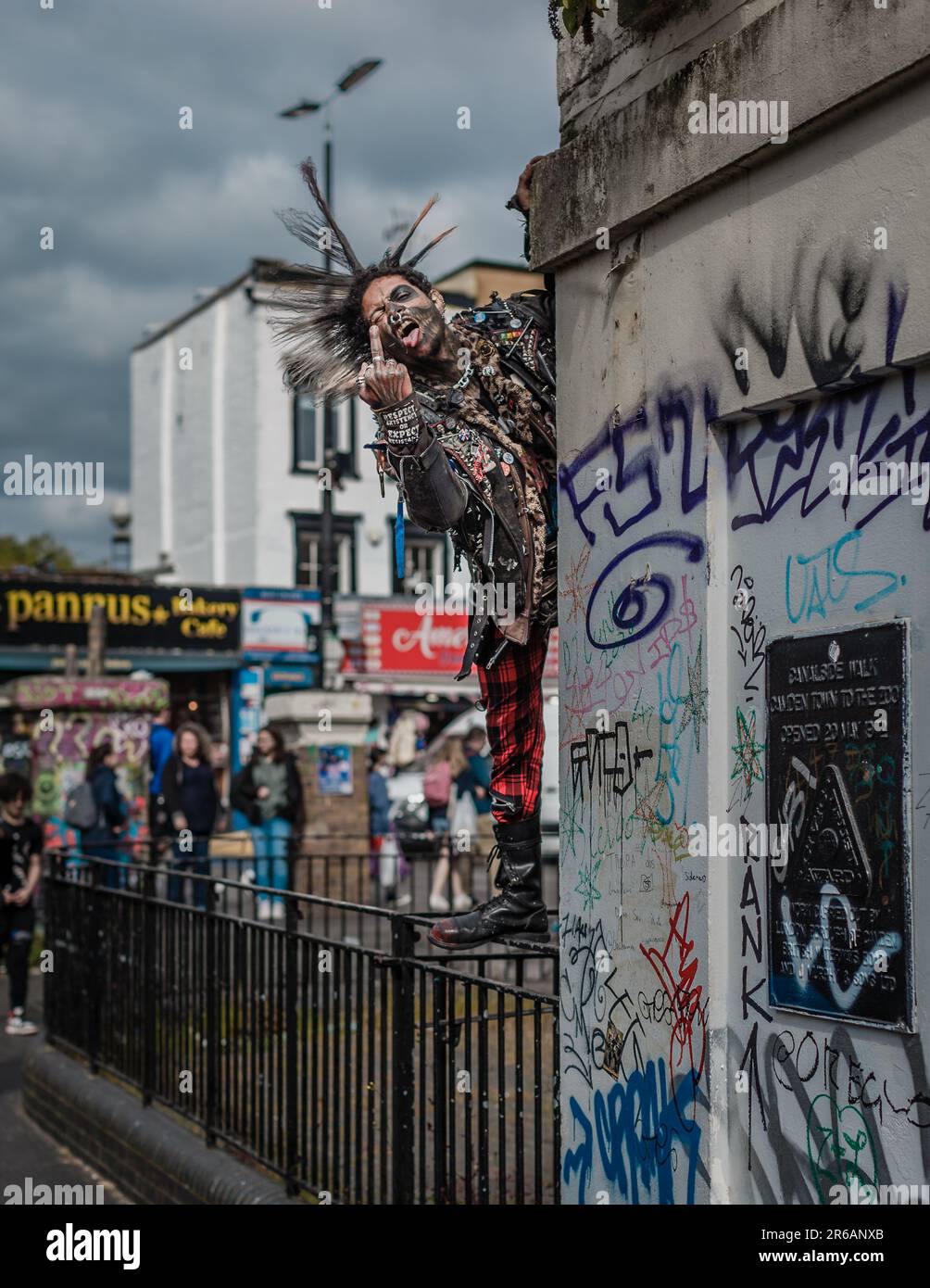 Zombie Punk in Camden saluta i suoi fan adoranti. Foto Stock