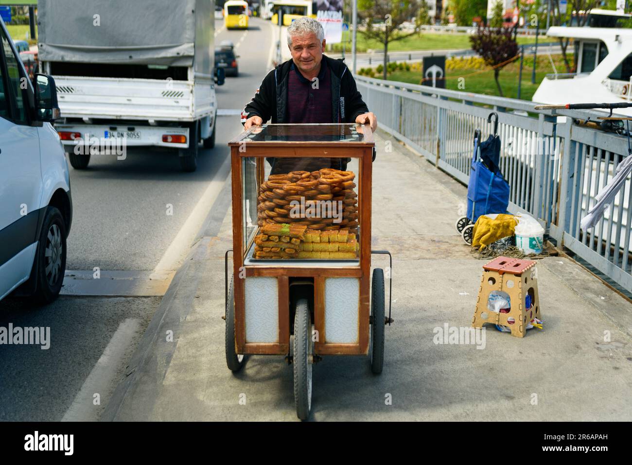 Vecchio turco che vende pane turco tradizionale per strada, venditore di strada sorridente a Istanbul, 20 aprile 2023 Foto Stock