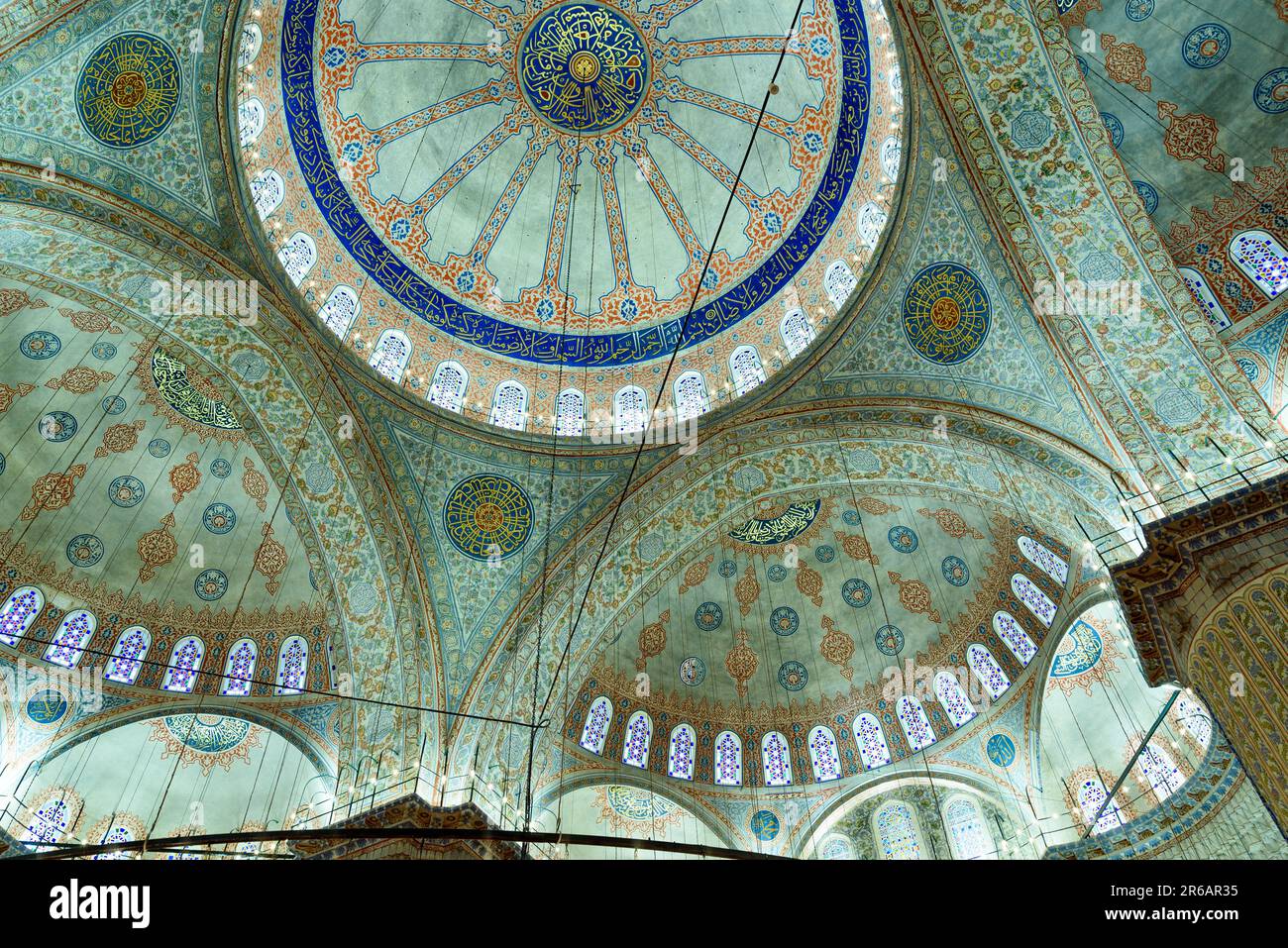 Vista interna dell'iconica Moschea Blu o della Moschea del Sultano Ahmet a Istanbul, con cupole e cupole e decorazioni d'arte islamica Foto Stock