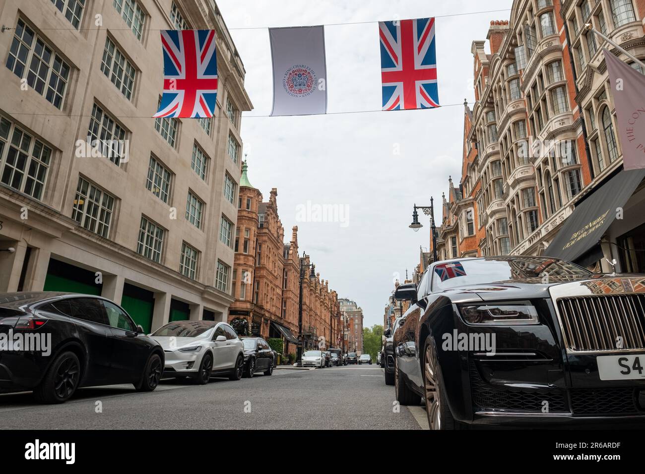 Londra, Mayfair- Maggio 2023: Mount Street a Mayfair, un'esclusiva strada ricca di negozi e ristoranti di lusso Foto Stock