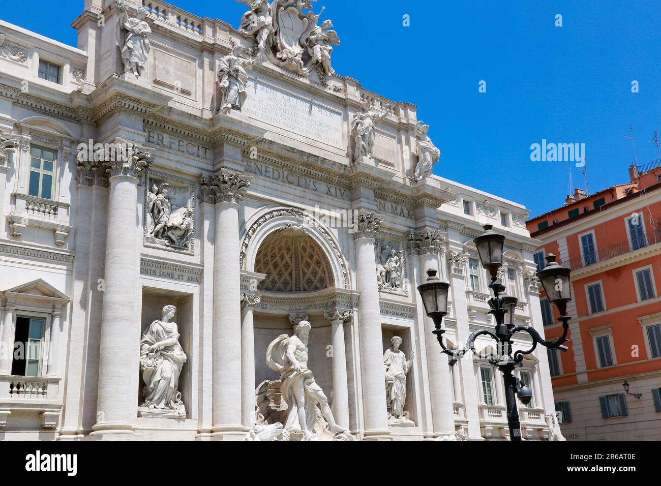 Fontana di Trevi vista dal lato sinistro, in una giornata di sole a Roma, Italia Foto Stock