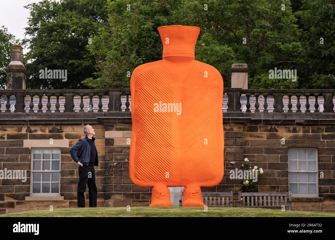 L'artista austriaco Erwin Wurm con il suo lavoro Big Mutter, 2015 anni, presenta la prima mostra museale britannica e la sua più grande mostra fino ad oggi con oltre 100 opere all'interno e nel paesaggio dello Yorkshire Sculpture Park, Wakefield. Data immagine: Giovedì 8 giugno 2023. Foto Stock