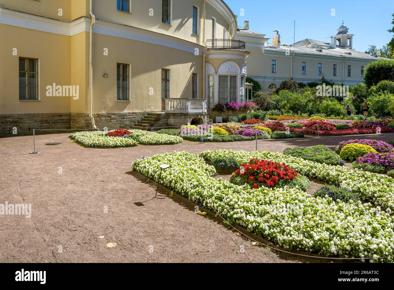 Pavlovsk, giardino dell'imperatrice Maria, letto di fiori, San Pietroburgo Foto Stock