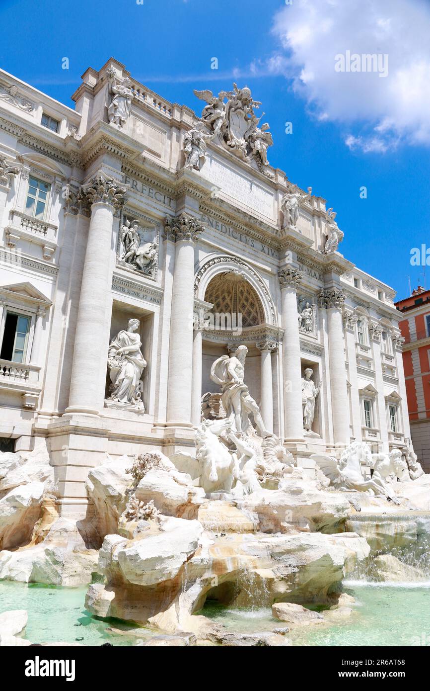 Fontana di Trevi vista dal lato sinistro, in una giornata di sole a Roma, Italia Foto Stock