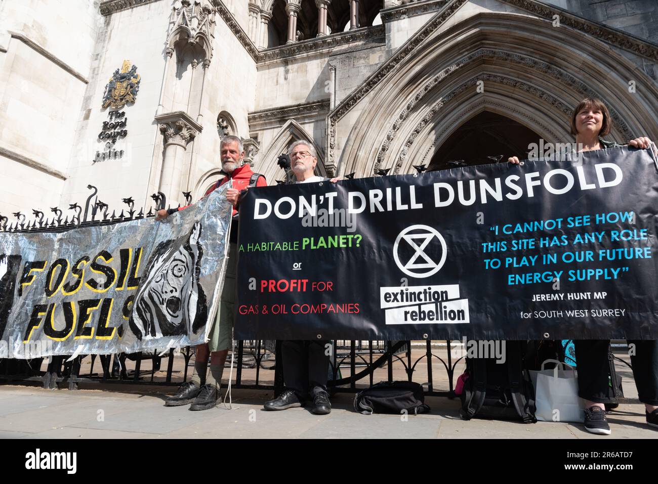 Londra, Regno Unito. 8 giugno, 2023. Gli oppositori di un progetto di trivellazione per il gas nel Surrey si radunano al di fuori delle Corti reali di giustizia all'inizio di un controllo giudiziario. La domanda originale di ricerca di combustibili fossili nel 2020 è stata respinta dal Surrey County Council, ma successivamente approvata dal ministro Michael Gove. Il Consiglio di Waverley Borough ha impugnato questa decisione e ha ottenuto un controllo giudiziario. Tra gli argomenti sollevati vi sono le emissioni di gas serra e la vicinanza del sito ad un'area di straordinaria bellezza naturale (AONB). Credit: Ron Fassbender/Alamy Live News Foto Stock