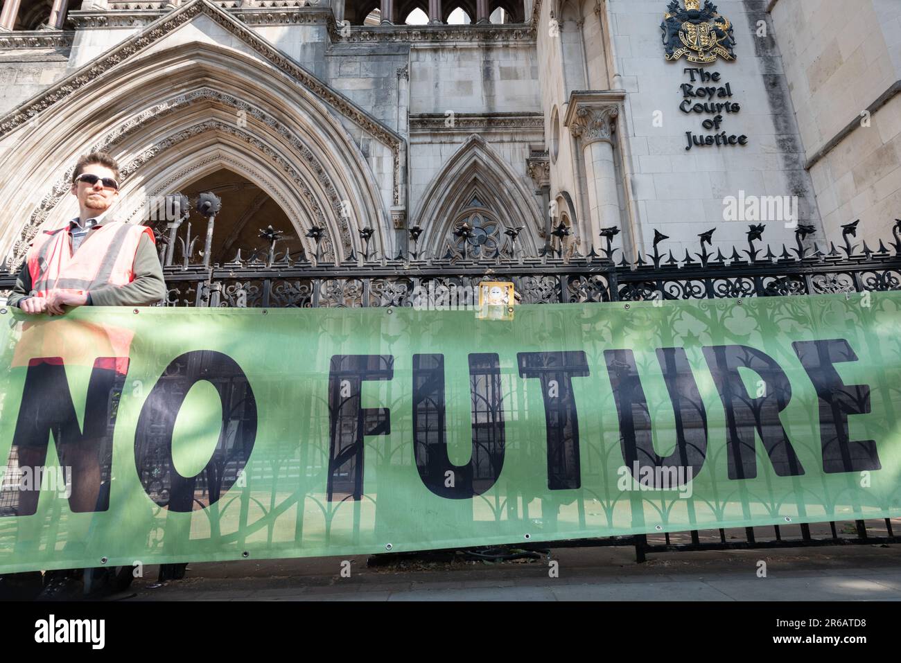 Londra, Regno Unito. 8 giugno, 2023. Gli oppositori di un progetto di trivellazione per il gas nel Surrey si radunano al di fuori delle Corti reali di giustizia all'inizio di un controllo giudiziario. La domanda originale di ricerca di combustibili fossili nel 2020 è stata respinta dal Surrey County Council, ma successivamente approvata dal ministro Michael Gove. Il Consiglio di Waverley Borough ha impugnato questa decisione e ha ottenuto un controllo giudiziario. Tra gli argomenti sollevati vi sono le emissioni di gas serra e la vicinanza del sito ad un'area di straordinaria bellezza naturale (AONB). Credit: Ron Fassbender/Alamy Live News Foto Stock