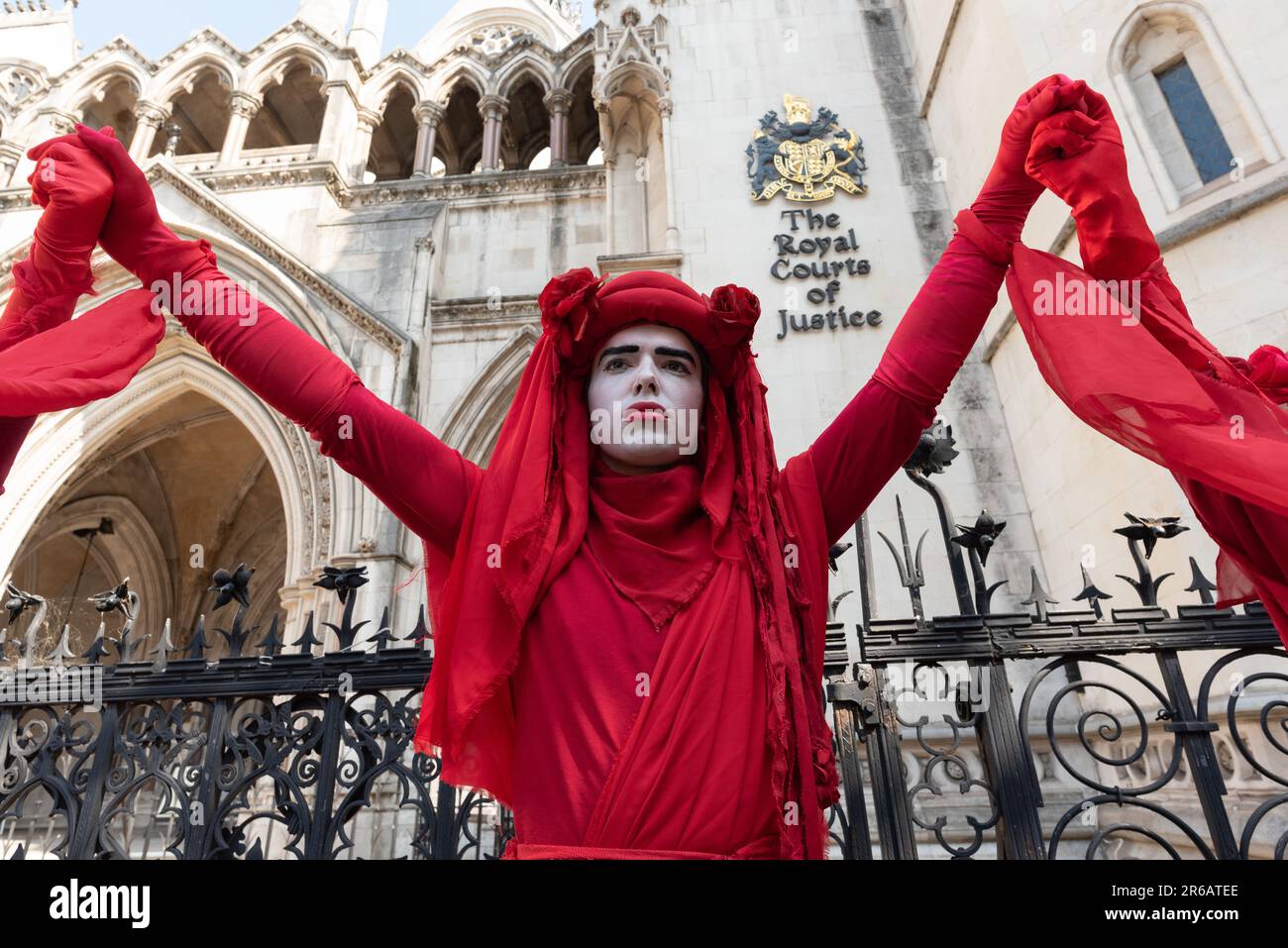 Londra, Regno Unito. 8 giugno, 2023. La troupe mimo della Brigata Rossa di Rebel si unisce agli oppositori di un progetto proposto di trivellazione per il gas nel Surrey che si raduna al di fuori delle Corti reali di Giustizia all'inizio di un controllo giudiziario. La domanda originale di ricerca di combustibili fossili nel 2020 è stata respinta dal Surrey County Council, ma successivamente approvata dal ministro Michael Gove. Il Consiglio di Waverley Borough ha impugnato questa decisione e ha ottenuto un controllo giudiziario. Tra gli argomenti sollevati vi sono le emissioni di gas serra e la vicinanza del sito ad un'area di straordinaria bellezza naturale (AONB). Credit: Ron Fassbender/Alamy Live News Foto Stock