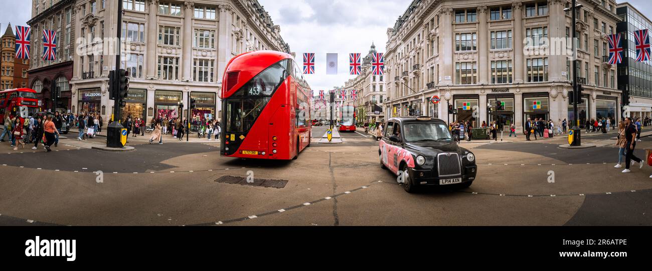 Londra - Maggio 2023: Vista panoramica grandangolare di Oxford Street / Oxford Circus. Un marchio di terra londinese e una famosa destinazione per lo shopping Foto Stock