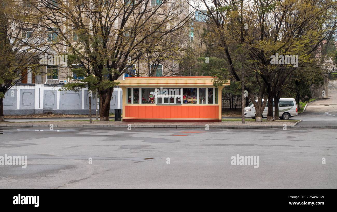 Pyongyang, Corea del Nord (RDPC - Repubblica popolare Democratica di Corea). Aprile 2018. Paesaggio urbano e chiosco. Foto Stock
