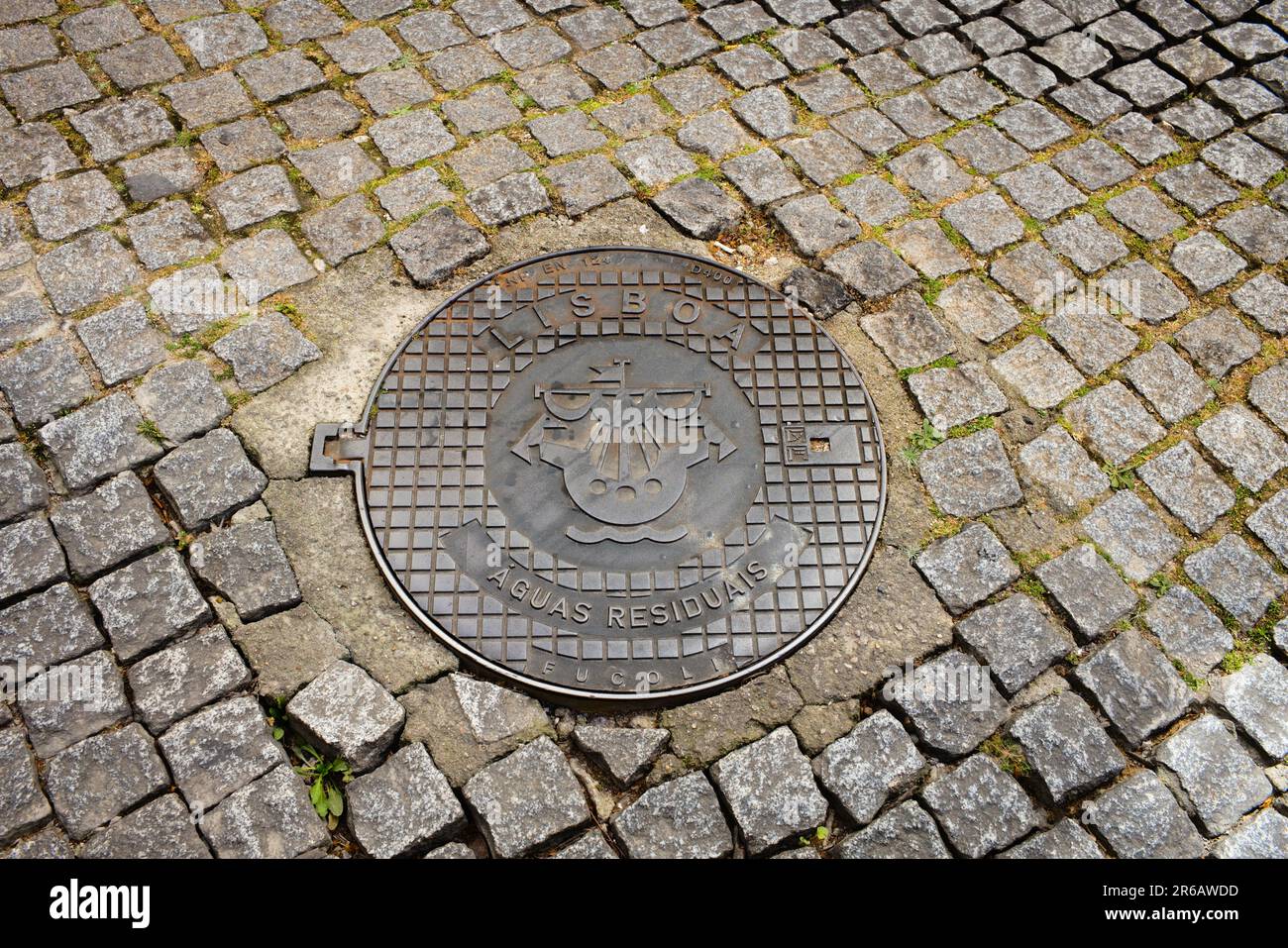 Logo Lisbona della barca e due corvi mostrati su un coperchio dello scarico dell'acqua Foto Stock