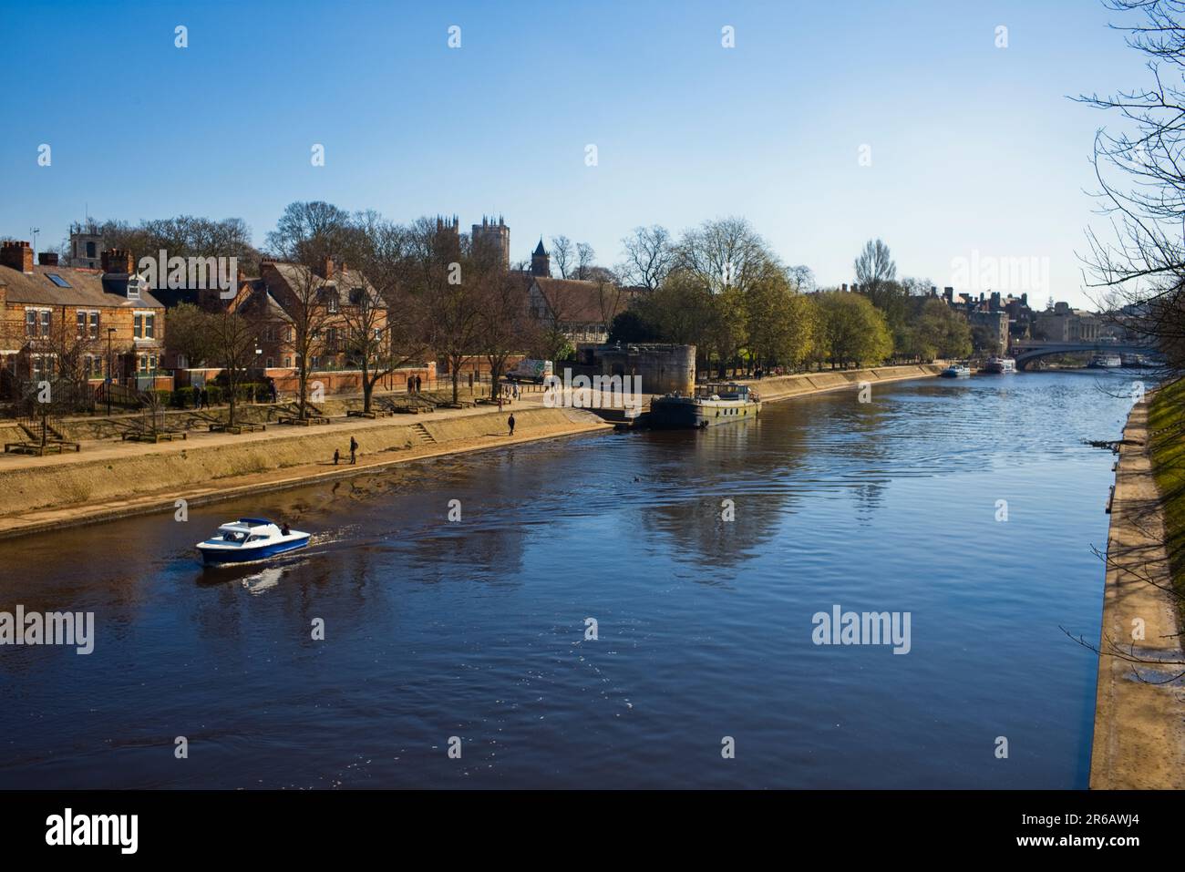 L'ampio fiume Ouse attraversa il centro della città di York Foto Stock