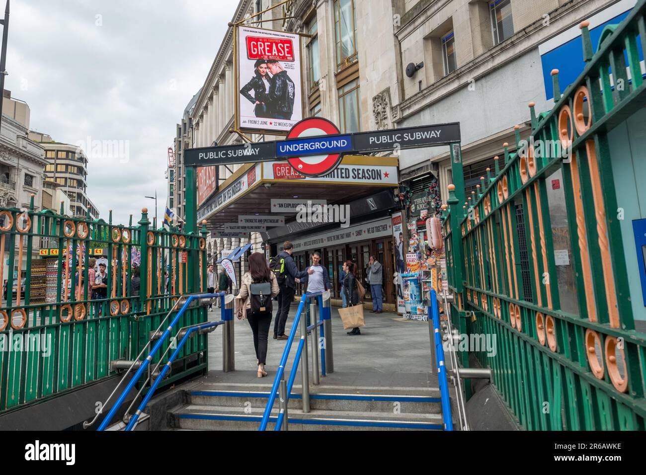 LONDRA - 25 MAGGIO 2023: Grease the Musical al teatro Dominion nel West End di Londra, vista dall'ingresso della stazione della metropolitana di Tottenham Court Road Foto Stock